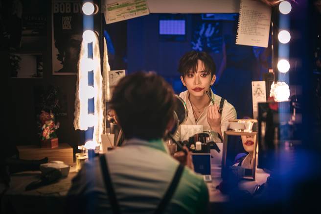 邱鋒澤在新歌〈平分慚愧〉MV中化身小丑。(原音兄弟提供)