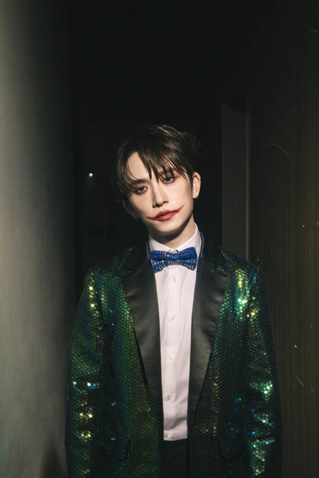 邱鋒澤在新歌〈平分慚愧〉MV中化身小丑。(原音兄弟提供)