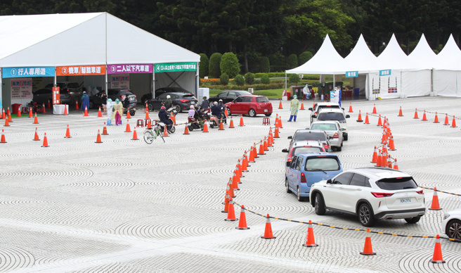 本土疫情嚴峻，排隊PCR採檢的車潮，周六一早已擠滿中正紀念堂篩檢站。（張鎧乙攝）