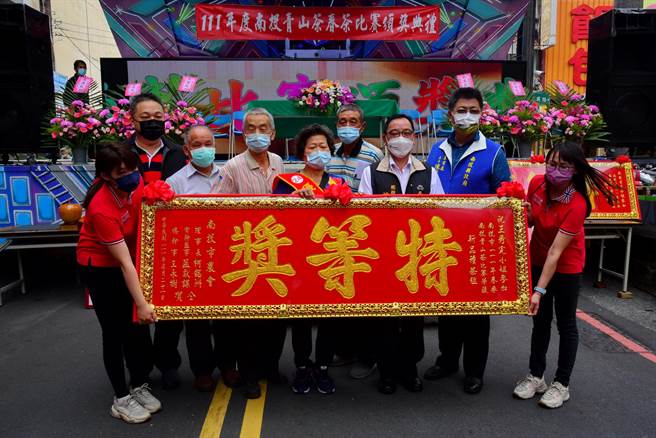 南投市农会举办南投青山茶春茶比赛，青山茶新品种组特等奖得主王秀完。（南投县政府提供／卢金足南投传真）