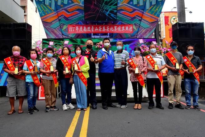 南投市农会举办2022年南投青山茶春茶比赛颁奖暨模范农民表彰典礼，表扬青山茶春茶比赛各组得奖者，并表彰该会模范农民。（南投县政府提供／卢金足南投传真）