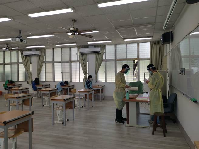 第二类备用试场监考老师穿防护服全面保护。(刘秀芬摄)