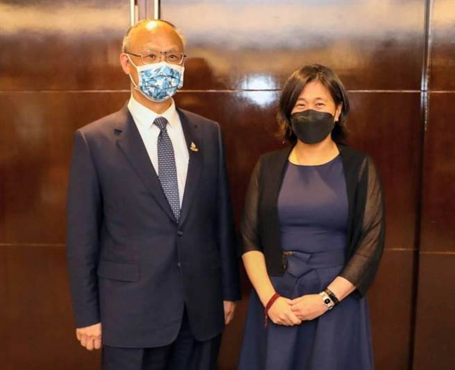 行政院政务委员邓振中（左）20日在泰国曼谷与美国贸易代表戴琪（右）会晤。（取自美国贸易代表署发言人推特）