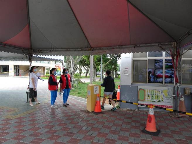 金门考场严密防疫，除考前大规模清洁消毒外，更全面量测考生及试务人员体温，并要求全程佩戴口罩，且不开放家长陪考。 （县府提供）