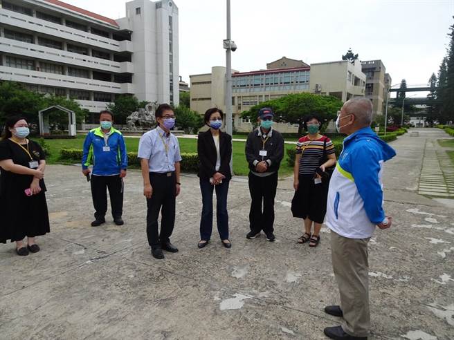 金门县府教育处长黄雅芬（左四）、金门高中校长许自佑（左三）等人与试务人员视导落实防疫。（县府提供）
