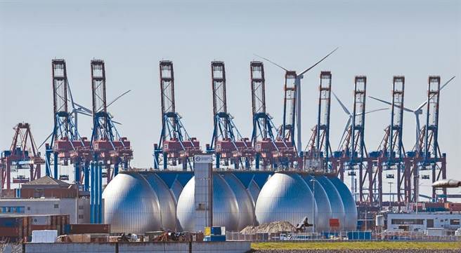 德国汉堡港边的储气罐。（美联社）