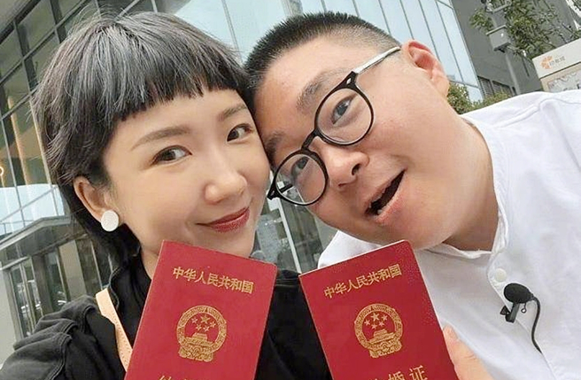 郝劭文和化妆师老婆昨520领证。（图／翻摄自搜狐娱乐微博）