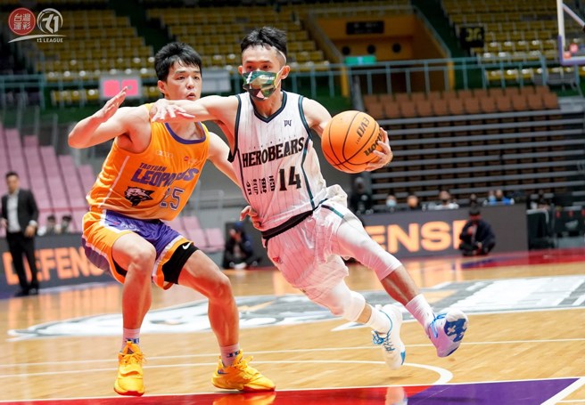 蔣淯安(右)跟吉倫的對決，將是明天開打的挑戰賽觀戰重點之一。(T1聯盟提供)