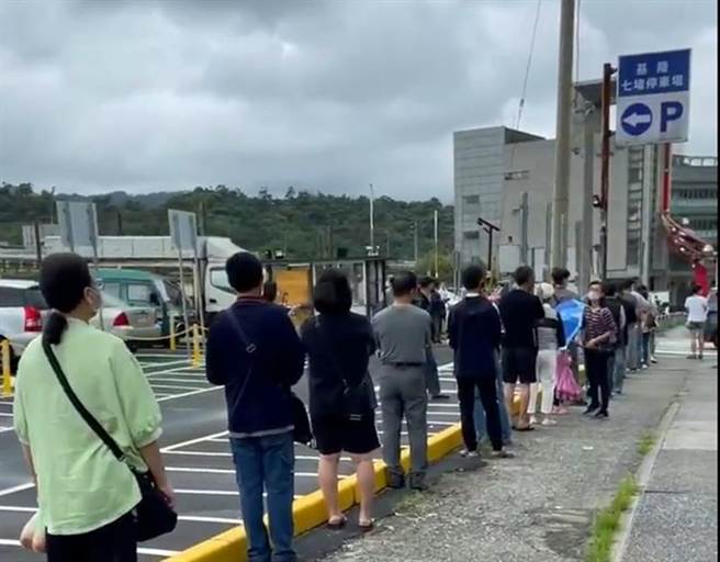 七堵停車場繳費大排長龍，讓現場民眾苦等一小時以上。（市議員楊秀玉提供／張志康基隆傳真）