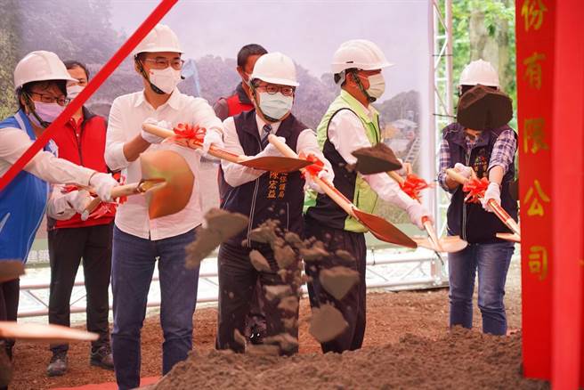 台中市環境保護局21日舉辦「東勢綠資材中心」開工動土儀式，預計明年底完工。(台中市政府提供)
