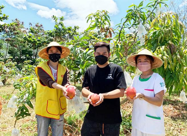 不受减产影响，果农卢旺升（中）仍大方捐赠芒果义卖，协助创世植物人照顾。（屏东创世提供／林和生屏东传真）
