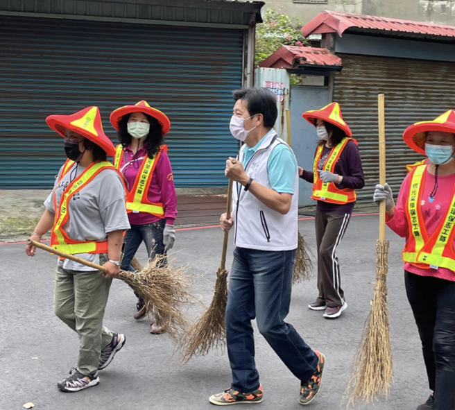 郑宝清和热心志工们晨扫。（取自郑宝清脸书）