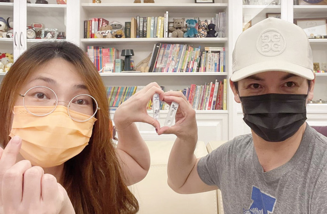 伊正与太太接连确诊仍不忘苦中作乐。(伊正脸书)