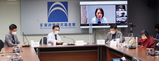 新冠肺炎疫情持续延烧，国政基金会21日举办「520蔡政府施政总检讨-超前部署的防疫政策在哪里？」记者会，台大公共卫生学院兼任教授金传春（右起）、清华大学兼任助理教授何志勇、台北市议员徐巧芯（萤幕中）、国政基金会永续发展组召集人陈宜民及国政基金会副召集人黄心华痛批，蔡政府防疫政策荒腔走板导致疫情失控。（范扬光摄）