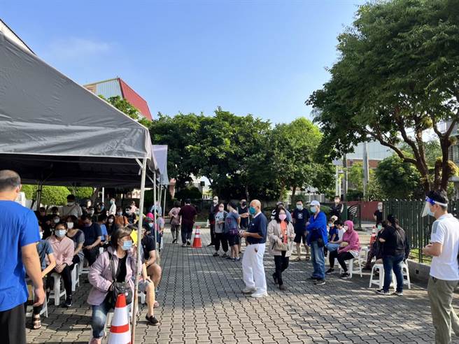 南投市、草屯、埔里、竹山4個鄉市鎮今日開設假日接種站，出現排隊人潮。（南投縣政府提供／盧金足南投傳真）