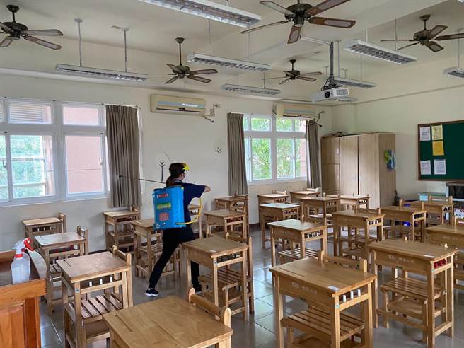 为防堵疫情，屏县府在国中会考现场积极清消。(屏县府提供)