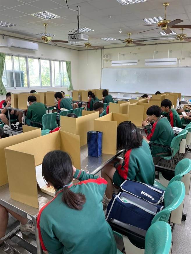为防堵疫情，考生周围都设隔板。(屏县府提供)