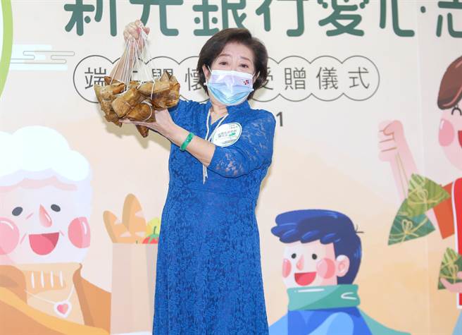 陈淑芳21日出席公益活动，包粽子关怀独居银髮长者。（粘耿豪摄）