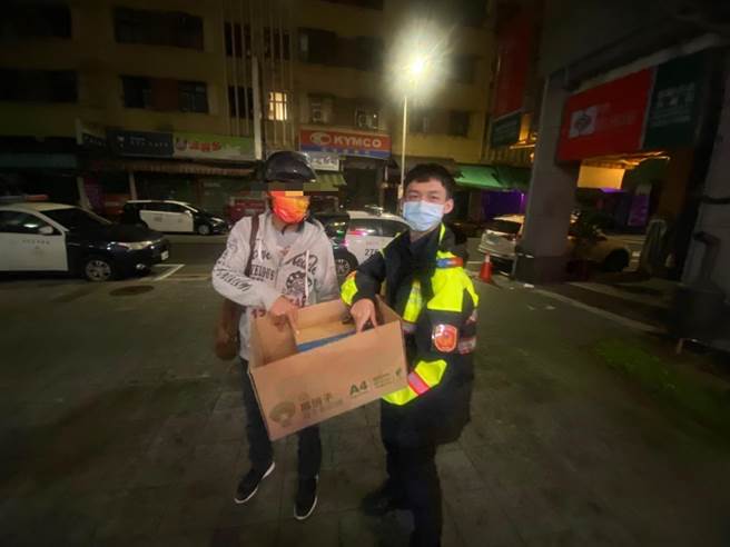 民眾在信一路上发现穿山甲，与警方合力捕获，并保护起来。（基隆市警局提供／张志康基隆传真）