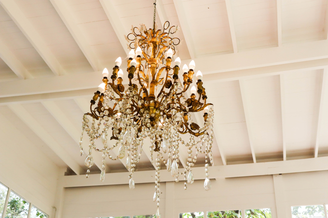 1名网友日前要求师傅在家中安装吊灯，但他却打字成「屌灯」，隔天他发现吊灯造型竟成了「整副生殖器」形状，雄伟且华丽。（示意图，达志影像/shutterstock）
