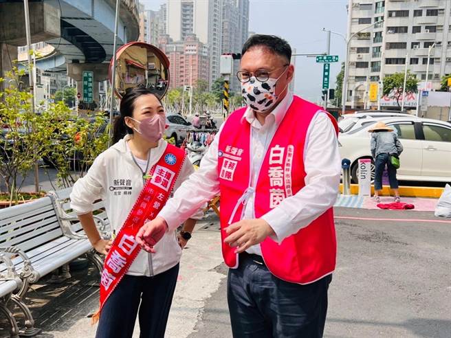 下周电话民调前夕，国民党高市左楠区议员参选人参选人白乔茵今天找来前任高雄市新闻局长郑照新助阵。（柯宗纬翻摄）