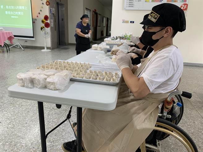 花莲「主动厨房」是专为脊髓损伤者打造的工作环境，今天有5位脊髓损伤之友到卫生局「包水饺」，感谢防疫辛劳。（王志伟摄）