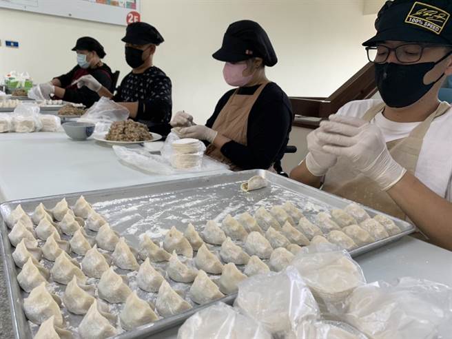 主动厨房5名脊髓伤友，感念卫生局人员协助抗疫，今天全体出动在花莲县卫生局包水饺，为假日仍要上班的100余名防疫人员加菜。（王志伟摄）