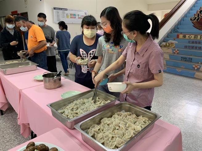 今天周六，卫生局仍有许多员工防疫工作加班，也谢谢「主动厨房」带来水饺。（王志伟摄）