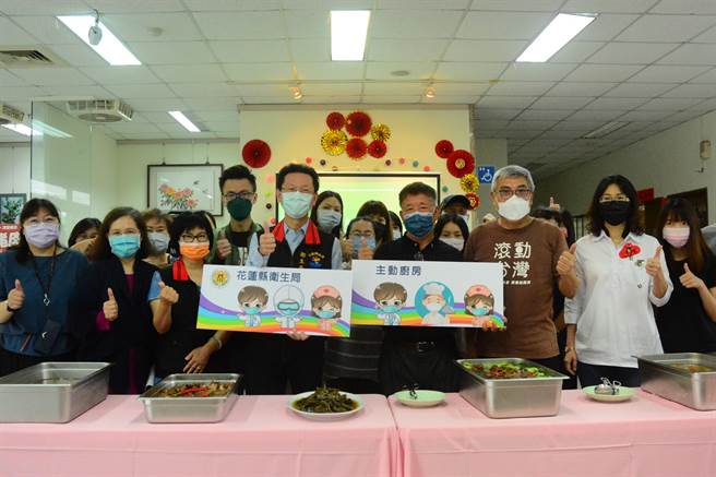 主动厨房董事长方来兴，发起人团长的陈守实带来家常美食，卫生局长朱家祥表达感谢。（王志伟）