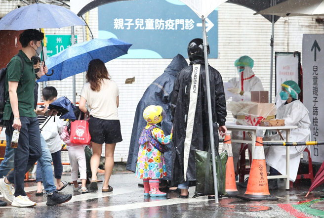 北市各公私立幼兒園自5月23日到年5月27日起停止5天實體課程，啟動防疫停課，台北市副市長蔡炳坤表示，若家長因工作無法親自照顧孩子，幼兒園會安排基本照顧，私立幼兒園也可向北市府申請紓困補貼，每個學生每周上限1000元。（圖／示意圖，記者郭吉銓攝影）