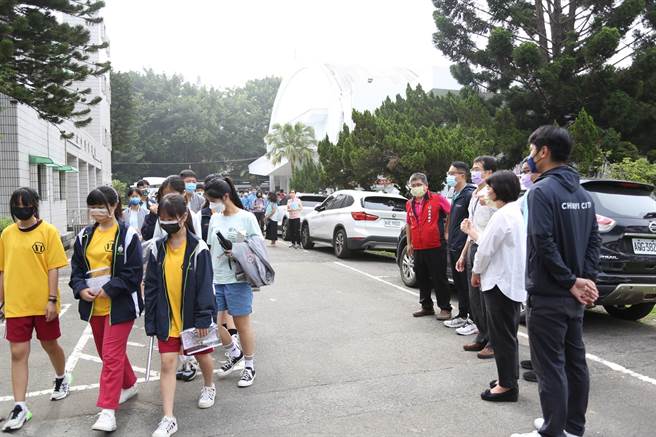 嘉义市长黄敏惠等人今至考场为考生加油打气。（吕妍庭摄）