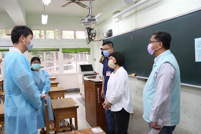 嘉义市长黄敏惠等人今至考场为考生加油打气，并慰劳考场人员。（吕妍庭摄）