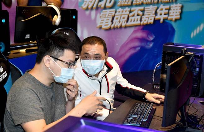 侯友宜让担任宣传大使的《英雄联盟》退役选手「西门夜说」带领，亲自体验电竞对决。（新北市府提供／李奇叡新北传真)）