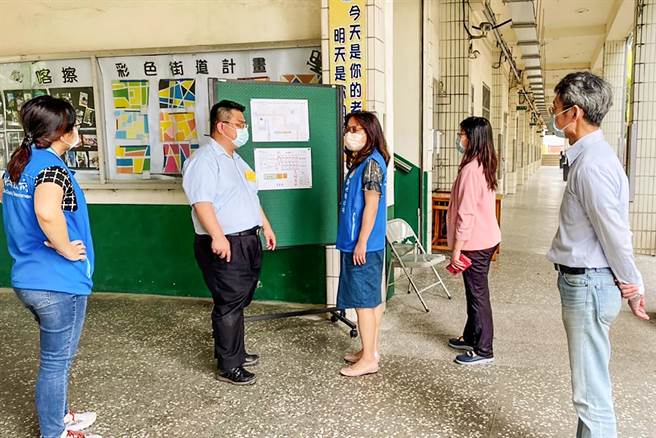 新竹縣政府教育局副局長蔡淑貞（中）到各考場巡視。（新竹縣政府提供／羅浚濱新竹傳真）