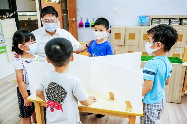 县府重新修订「新竹县公共化教保服务机构办理延长照顾服务实施要点」，7月1日起降低开办课后照顾班人数门槛。（罗浚滨摄）