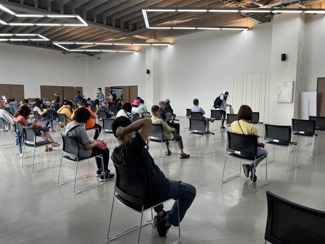 基隆市长林右昌表示，由于民眾反应热烈，大型疫苗施打站22日将加开一天。（基隆市政府提供／张志康基隆传真）