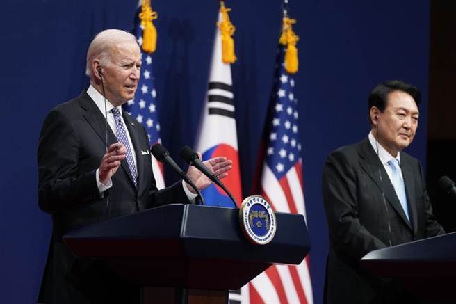 美國總統拜登與南韓總統尹錫悅21日在首爾龍山總統府舉行會談，並在會後共同會見記者。 (美聯社)