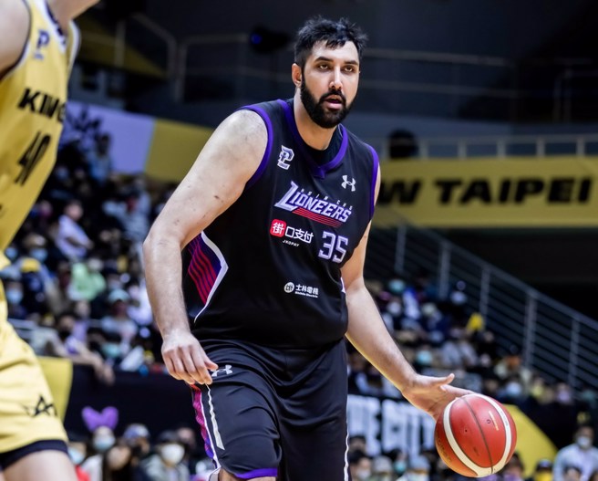 辛巴今天早上突然背伤復发，紧急返回新竹接受治疗。(攻城狮提供)