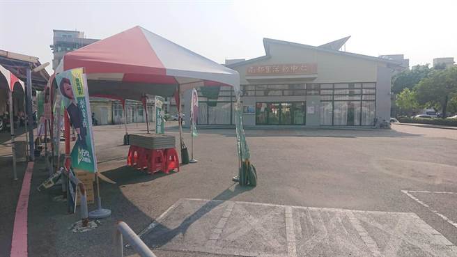 民進黨黨職選舉，投開票所前掛滿各派系政治人物旗幟。（程炳璋攝）