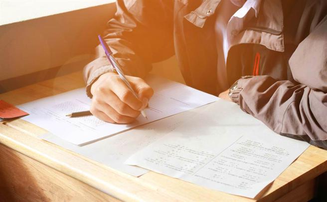 原Po一边工作一边读书，花一年时间高考上榜。（示意图／shutterstock）