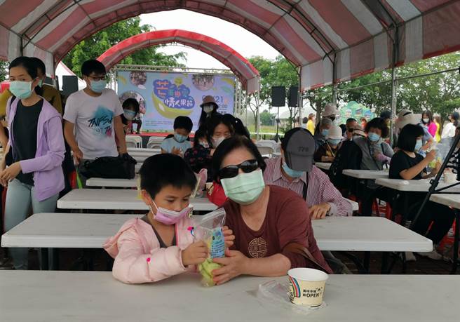 亲子参加情人果DIY体验，小朋友认真帮情人果按摩，让糖分更入味。(刘秀芬摄)