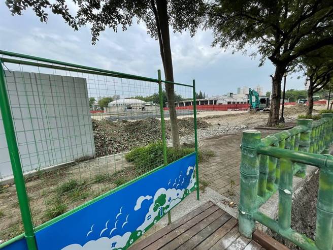 台中市肉品市场「猪事大吉公园」传出工安意外，市议员赖佳微到现场查看，发现围篱打开，忧心安全。(赖佳微提供／林欣仪台中传真)