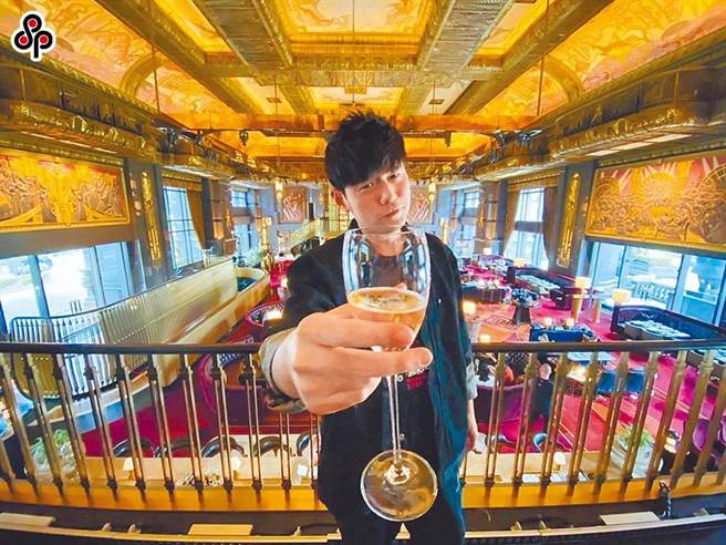 图为2020年周杰伦演唱会隔天光临新加坡当地餐厅。（摘自周杰伦IG）（禁止酒驾，饮酒过量，有害健康）