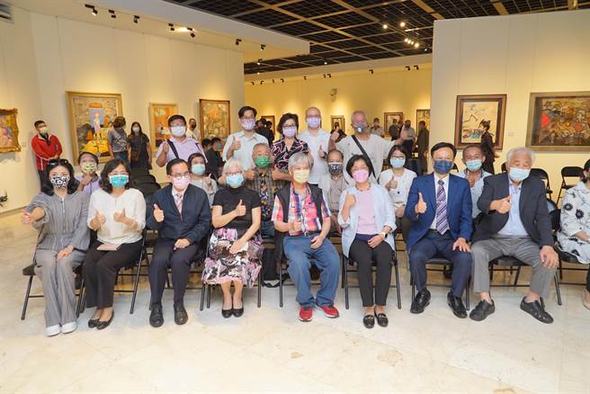 彰化縣立美術館「近鄉情怯獻丹青」畫展，21日舉行開展茶會，包括縣長王惠美、前縣長卓伯源，以及陳朝寶老師的學生、故鄉好友等都蒞臨現場。（吳建輝攝）