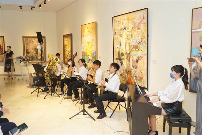 「近鄉情怯獻丹青」21日開展茶會中有一個小巧思，由彰化藝術高中學生帶來的管樂表演，也融入東方樂器琵琶，與陳朝寶中西合璧的作品相互輝映。（吳建輝攝）