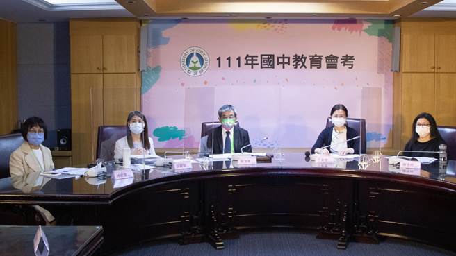 教育部說明今年國中會考考場狀況，並由國中老師解析國文科試題。（教育部提供／林志成台北傳真）