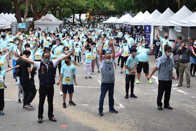 苗栗县政府在通霄镇飞牛牧场举办第2届苗栗酷跑越野障碍赛，县长徐耀昌与参赛选手一起热身。（谢明俊摄）