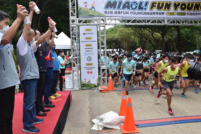 苗栗县政府在通霄镇飞牛牧场举办第2届苗栗酷跑越野障碍赛，县长徐耀昌鸣笛起跑。（谢明俊摄）