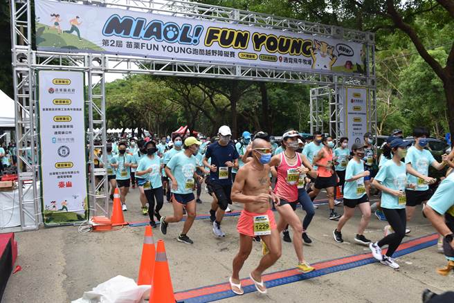 苗栗县政府在通霄镇飞牛牧场举办第2届苗栗酷跑越野障碍赛。（谢明俊摄）