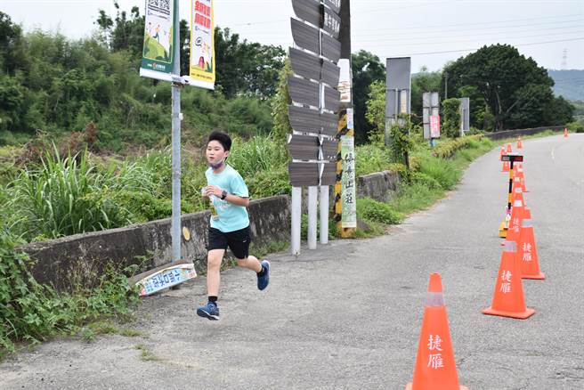 苗栗县政府在通霄镇飞牛牧场举办第2届苗栗酷跑越野障碍赛，参加12公里挑战组的小朋友奋力向前。（谢明俊摄）